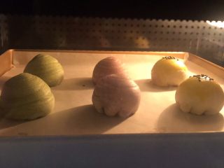 16、螺旋蛋黄酥,烤箱180度预热五分钟，上下火180度烤30分钟。