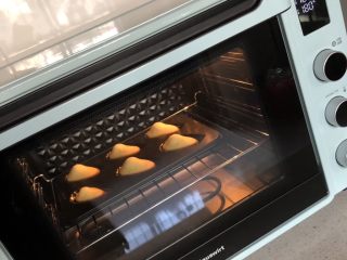 7、柠檬味小蛋糕,看见它们的肚子鼓起来，香味飘出就可以了