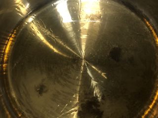 2、软软嫩嫩入口即化的古早蛋糕‼️（抖臀蛋糕⁉️）,小奶锅里倒入玉米油，烧到有纹路马上关火。