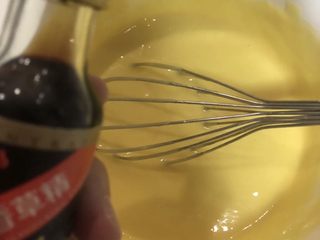 8、软软嫩嫩入口即化的古早蛋糕‼️（抖臀蛋糕⁉️）,加入蛋黄搅拌后，面糊就会很细腻了，再加两滴香草精去除蛋腥味。