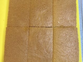 13、软软嫩嫩入口即化的古早蛋糕‼️（抖臀蛋糕⁉️）,切掉边边，平均分开。