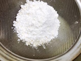 3、戚风小蛋糕,筛入低粉