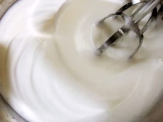 8、戚风小蛋糕,打蛋器中高速开始打发