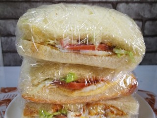 7、三明治～快手早餐,保鲜膜包住