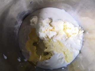 1、空气感轻乳酪蛋糕,将奶油奶酪与牛奶和玉米油混合