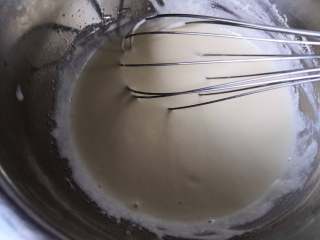 3、空气感轻乳酪蛋糕,搅拌至充分融合顺滑，即可关火