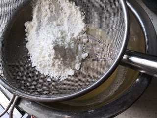 5、空气感轻乳酪蛋糕,筛入粉类，搅拌均匀