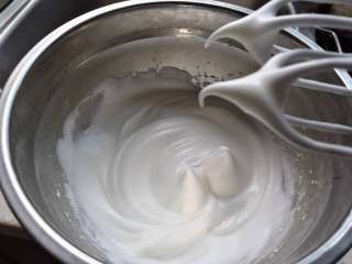 6、空气感轻乳酪蛋糕,蛋白中加少许柠檬汁和食盐，分3次加入白糖，打发至湿性发泡