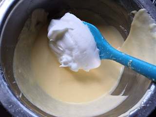 7、空气感轻乳酪蛋糕,将三分之一蛋白霜加入蛋黄糊，搅拌均匀