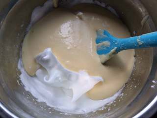 8、空气感轻乳酪蛋糕,倒回蛋白盆中