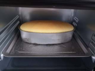 11、空气感轻乳酪蛋糕,烤箱底部放盛水的烤盘，上下火180度预热好，将蛋糕放在烤盘上，烘烤85分钟