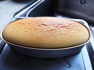 12、空气感轻乳酪蛋糕,表面上色均匀后即可出炉，不用倒扣，稍冷却即可脱模