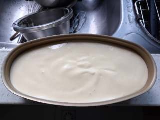 10、空气感轻乳酪蛋糕,将蛋糕糊倒入铺有油布的模具，轻轻震几下