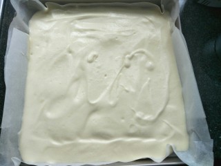 6、巧克力蛋糕,将蛋糕糊放入垫有油纸的8寸蛋糕盘中，振出汽泡。