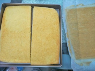 8、巧克力蛋糕,出炉后的蛋糕稍微放凉一下倒过来撕掉油纸并平均分成两份。