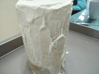 12、巧克力蛋糕,蛋糕各面涂上奶油，因为还要涂巧克力酱表面不需要涂得很光滑。