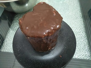 13、巧克力蛋糕,巧克力酱完全放凉还流动时淋在蛋糕上让酱自然流下，这时也可以借助刮刀涂上没有流到的地方。