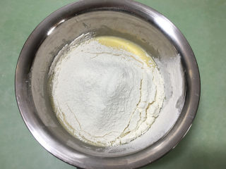 3、芒果千层蛋糕,加入低筋面粉.
