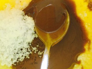 8、花朵面包,调麻酱馅儿，麻酱放糖粉，（喜欢吃咸的可以放少许盐）搅匀，筛入面粉