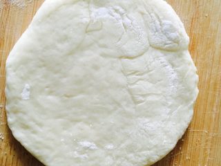 11、花朵面包,取一个面团用擀面杖擀出空气