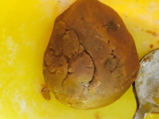 9、花朵面包,根据麻酱的多少添加面粉揉匀