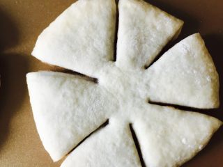 16、花朵面包,用剪刀✂在面饼周围均匀剪出口子