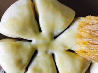 19、花朵面包,发酵时间到取出在表面均匀刷一层蛋黄糊