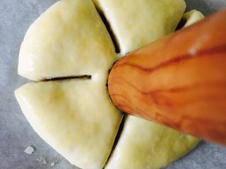 23、花朵面包,压在面包胚中间