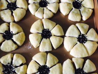 26、花朵面包,依次将黑芝麻点在面包胚上