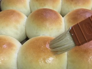 10、超软酸奶小餐包,取出趁热刷上一层黄油