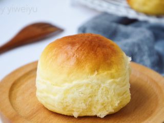 12、超软酸奶小餐包,没凉透装入袋子中