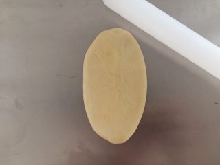 9、蛋黄酥,取一份酥皮，擀成椭圆形