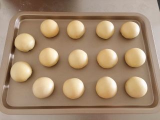 20、蛋黄酥,整齐的放在烤盘上（卡士金色烤盘，够炫吧！为什么只有14个呢？一个顾着和小妞聊天，掉地上了）