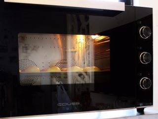 22、蛋黄酥,烤箱预热180度25分钟（CO-960A温度180度预热时间8分钟，随意哪一层，因为火候均匀放哪都一样）