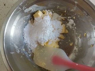 7、香橙????曲奇饼干,室温软化好的黄油加入糖粉先翻拌均匀