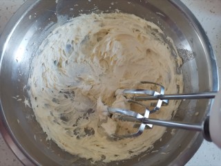 8、香橙????曲奇饼干,再用打蛋器打发至发白