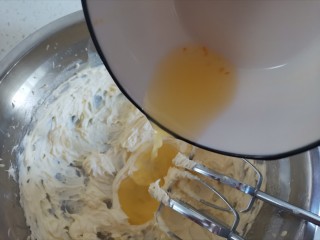 9、香橙????曲奇饼干,加入橙汁搅打均匀