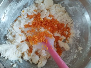 11、香橙????曲奇饼干,用手抓拌均匀,加入橙皮屑