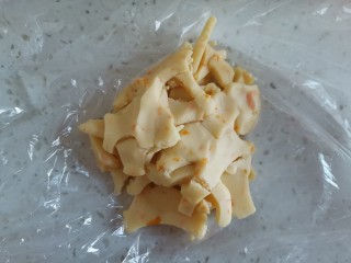 16、香橙????曲奇饼干,多余的边角,待稍微软化一会儿再揉成面团,擀成薄饼,