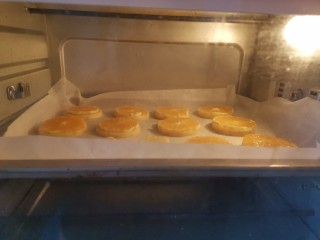 18、香橙????曲奇饼干,送入预热好的烤箱,上下火170度烤30分钟