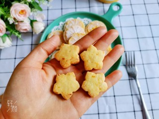 22、香橙????曲奇饼干,小花朵橙子????饼干也不错哦,香酥可口,橙香浓郁
