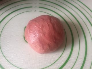 5、双色梅花吐司,140的面团加入化开的红曲粉揉进面团里。