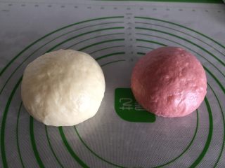8、双色梅花吐司,面团拿出来排气滚圆，盖保鲜膜松弛20分钟。