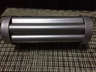 12、双色梅花吐司,收口的部分靠近模具，面团放进模具里，两头盖上盖子放在温暖处进行二次发酵。