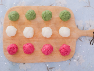 1、粉嫩软萌又低脂的冰皮月饼,既解馋又不胖!,每种颜色的面团取25g揉圆,放至一旁备用。