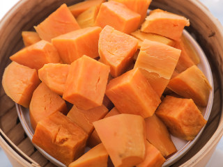 2、粉嫩软萌又低脂的冰皮月饼,既解馋又不胖!,红薯去皮切块,放入蒸笼,水开后继续蒸15分钟直至蒸熟。