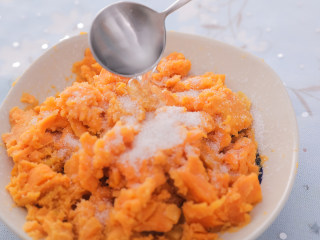 3、粉嫩软萌又低脂的冰皮月饼,既解馋又不胖!,红薯压成泥,加入10g零卡糖,10ml椰子油搅拌均匀。