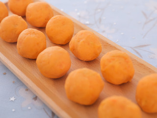 4、粉嫩软萌又低脂的冰皮月饼,既解馋又不胖!,取25g红薯泥揉圆作为内陷。