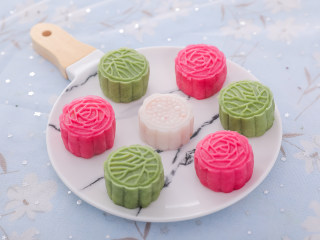 6、粉嫩软萌又低脂的冰皮月饼,既解馋又不胖!,3款不同口味的健康冰皮月饼完成啦,开吃吧~