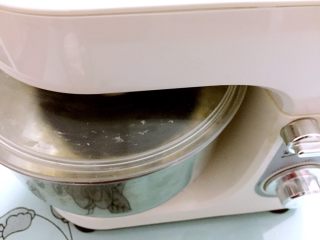 3、奶油面包,先用一档慢速和面一分钟再转三档快速和面，直到机器自动停止。（共15分钟）